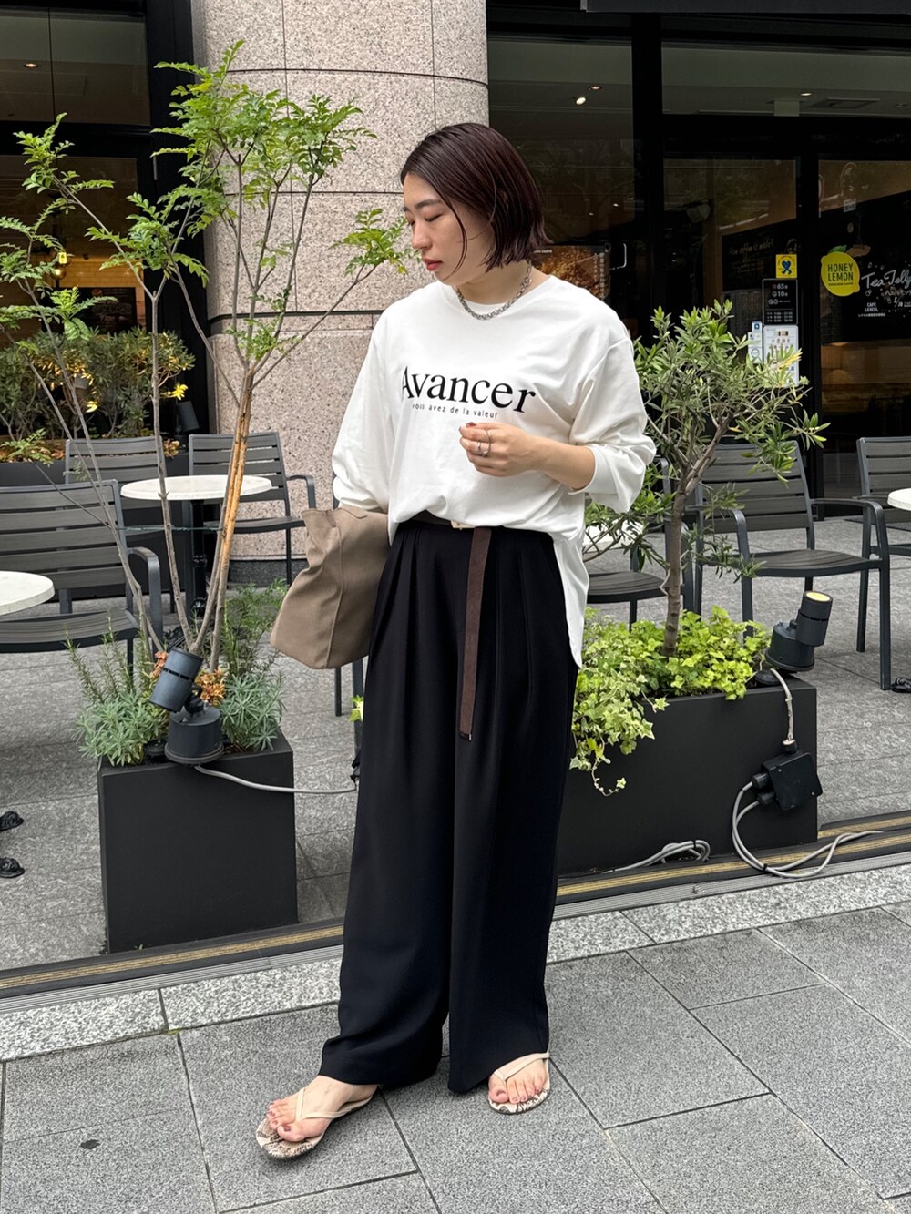 ブラック系のスラックス、グレー系のベスト、ホワイト系のTシャツ/カットソーを着用したレディースの夏コーディネートの5枚目の写真