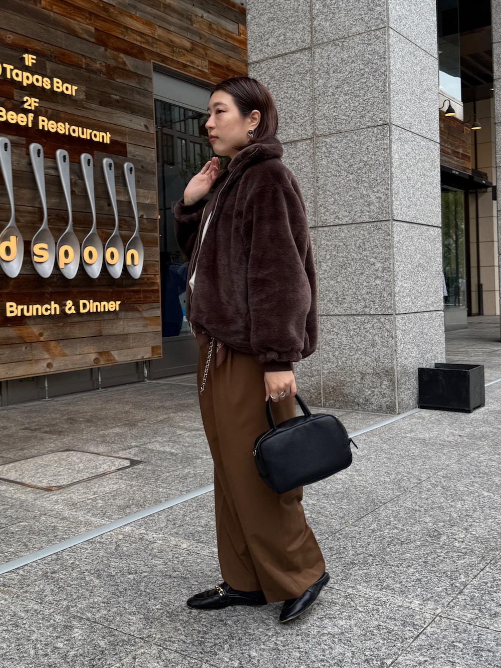 ブラウン系のその他パンツ、グレー系のその他アウター、ホワイト系のニット/セーターを着用したレディースの冬コーディネートの5枚目の写真