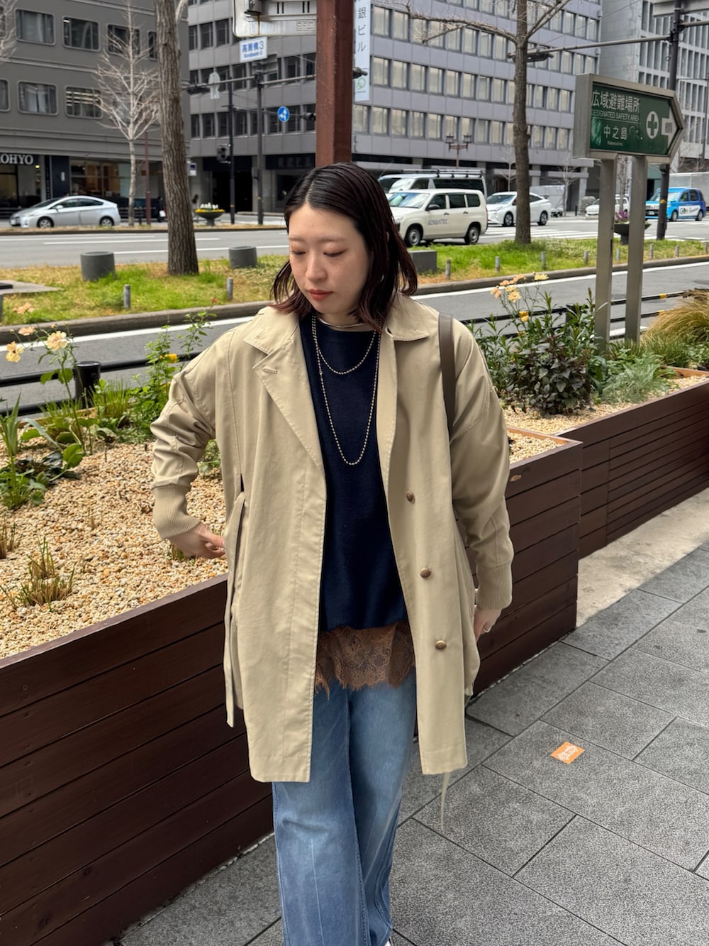 ベージュ系のその他アウター、ブルー系のTシャツ/カットソー、ブラウン系のTシャツ/カットソーを着用したレディースの春コーディネートの6枚目の写真