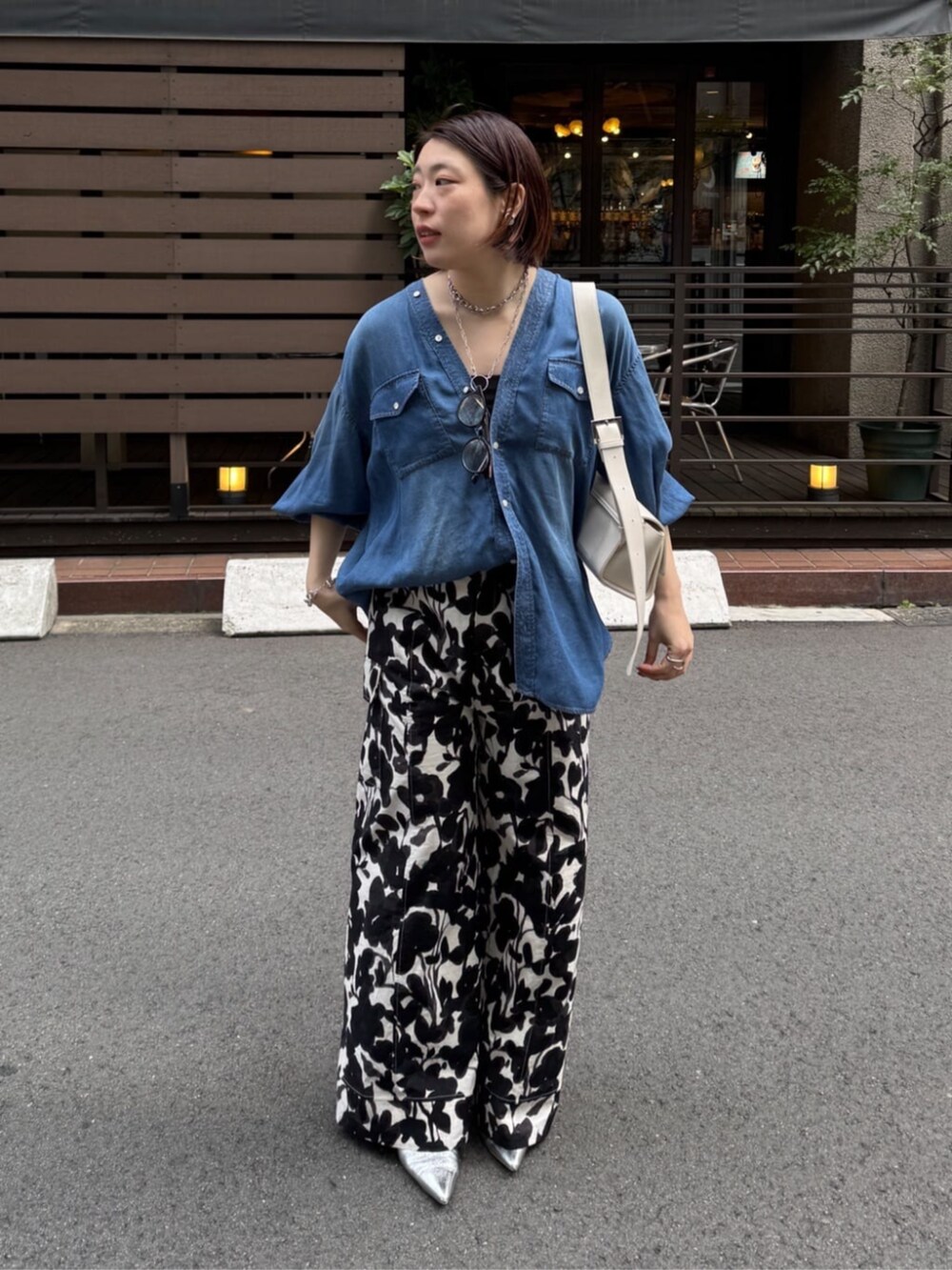 ホワイト系のその他パンツ、ブルー系のシャツ/ブラウスを着用したレディースの春コーディネートの8枚目の写真