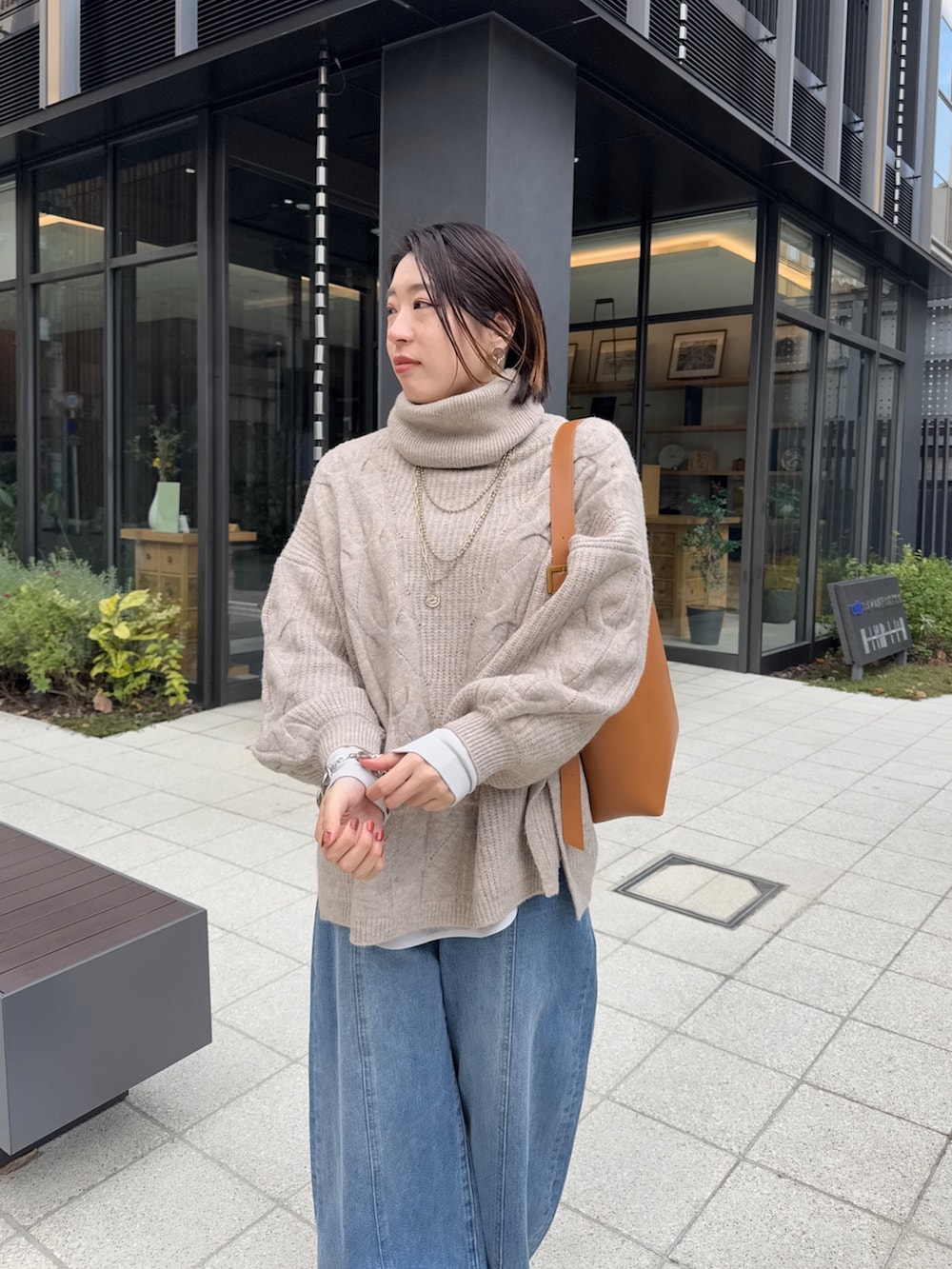 ホワイト系のその他アウター、ベージュ系のニット/セーター、ブルー系のデニムパンツを着用したレディースの冬コーディネートの8枚目の写真