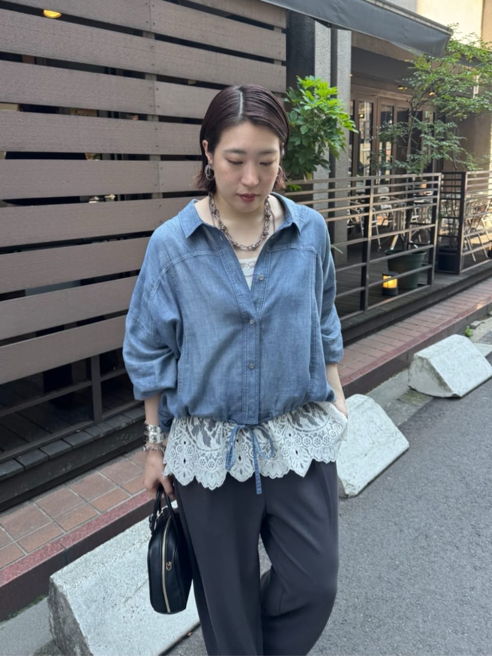 ホワイト系のシャツ/ブラウス、ブルー系のシャツ/ブラウス、ブラック系のショルダーバッグを着用したレディースの夏コーディネートの5枚目の写真