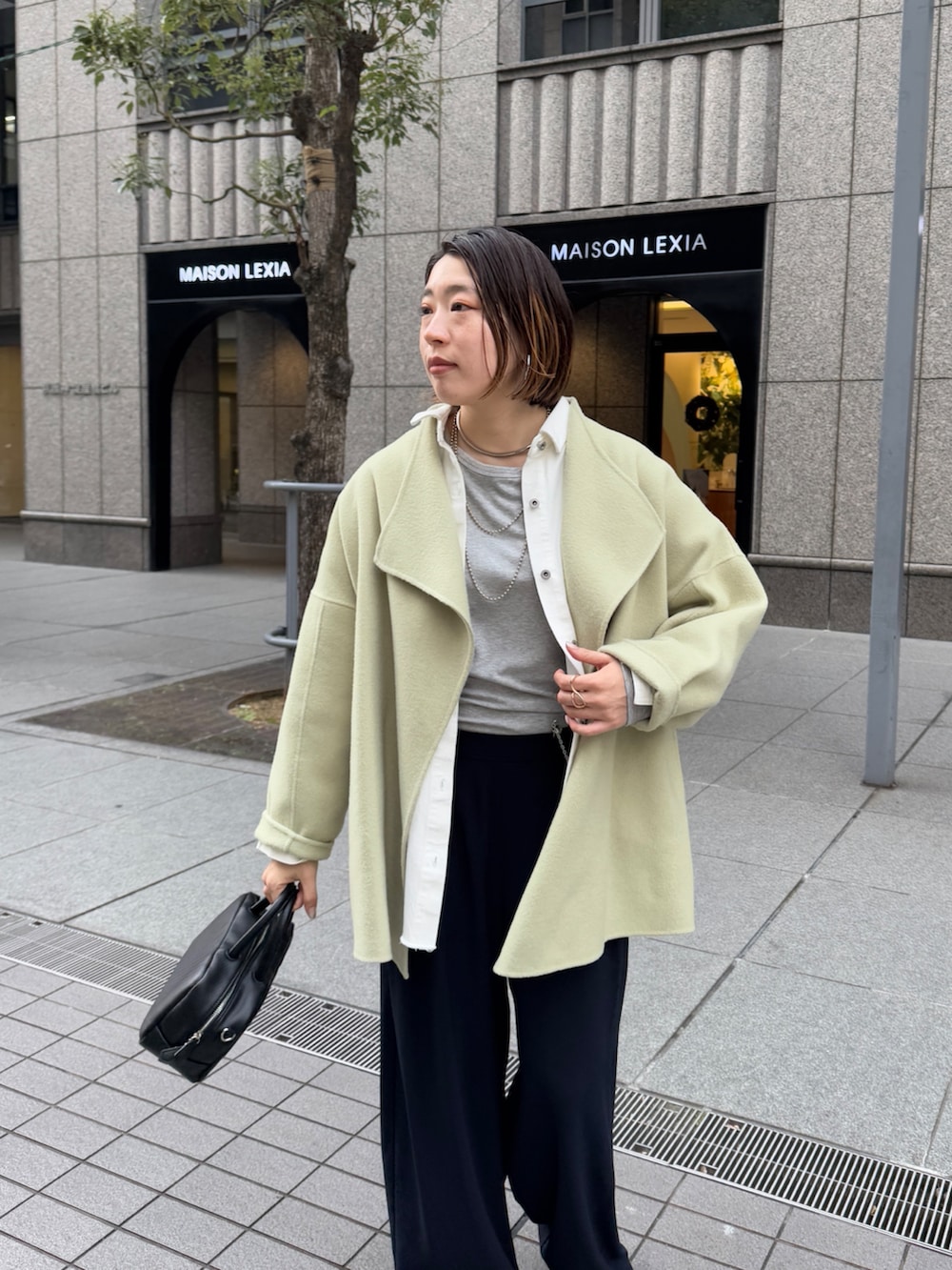 グリーン系のその他アウター、ブラック系のシャツ/ブラウス、グレー系のTシャツ/カットソーを着用したレディースの冬コーディネートの5枚目の写真