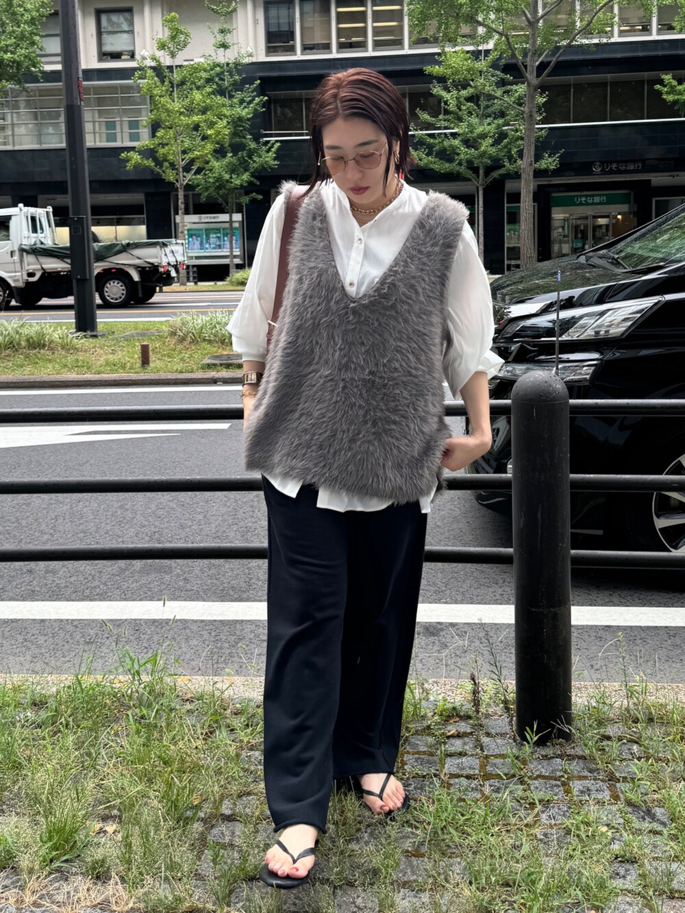 グレー系のニット/セーター、ブラック系のその他パンツ、ブラウン系のショルダーバッグを着用したレディースの夏コーディネートの5枚目の写真