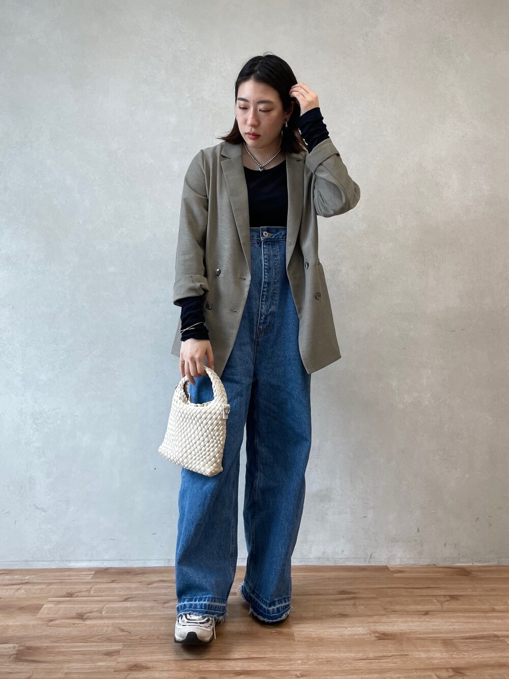 ブルー系のサロペット/オーバーオール、ベージュ系のテーラードジャケット、ブルー系のTシャツ/カットソーを着用したレディースの春コーディネートの3枚目の写真