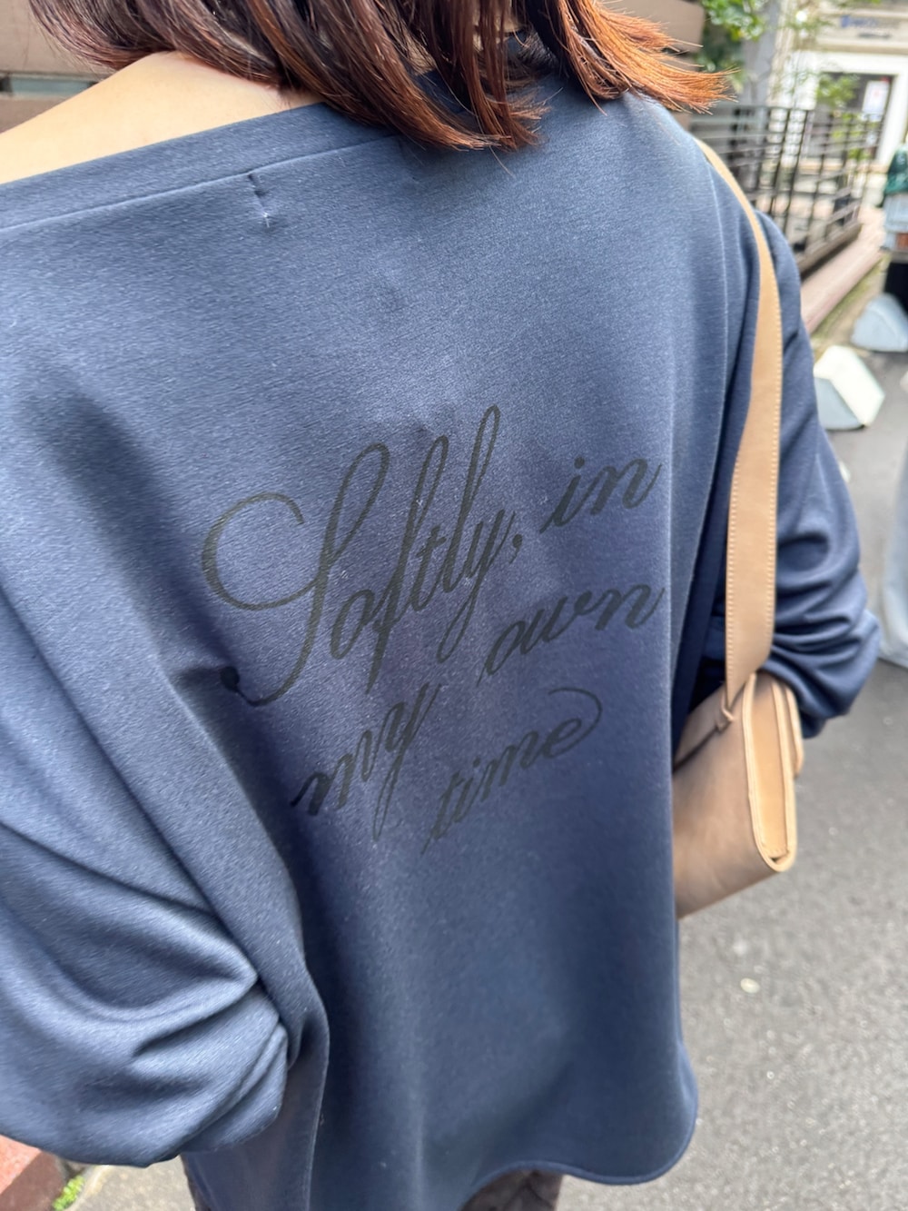 ブラウン系のその他パンツ、ブルー系のTシャツ/カットソー、ブラック系のベルトを着用したレディースの冬コーディネートの8枚目の写真