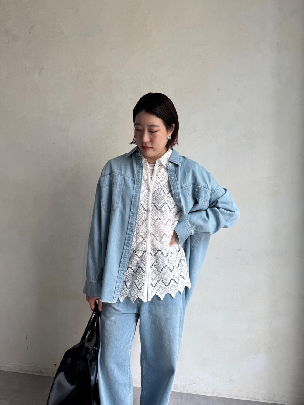 ブルー系のデニムパンツ、ブルー系のシャツ/ブラウス、ホワイト系のシャツ/ブラウスを着用したレディースの冬コーディネートの8枚目の写真