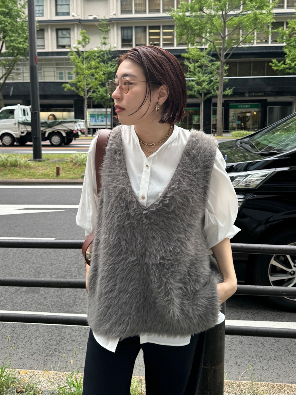 グレー系のニット/セーター、ブラック系のその他パンツ、ブラウン系のショルダーバッグを着用したレディースの夏コーディネートの4枚目の写真