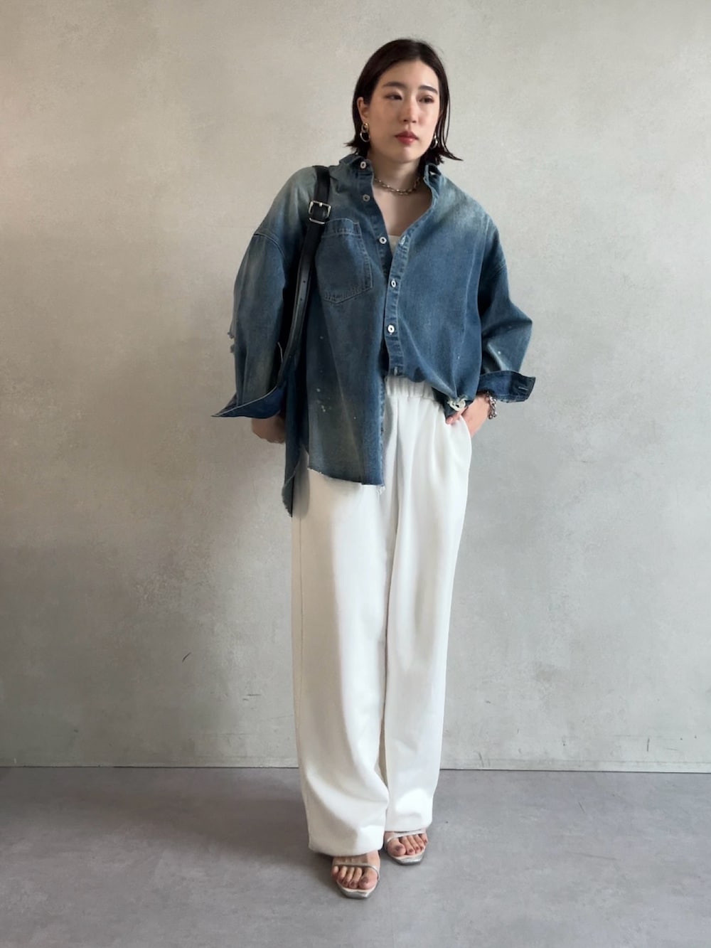 ホワイト系のスウェットパンツ、ブルー系のシャツ/ブラウス、ブラック系のショルダーバッグを着用したレディースの秋コーディネートの3枚目の写真