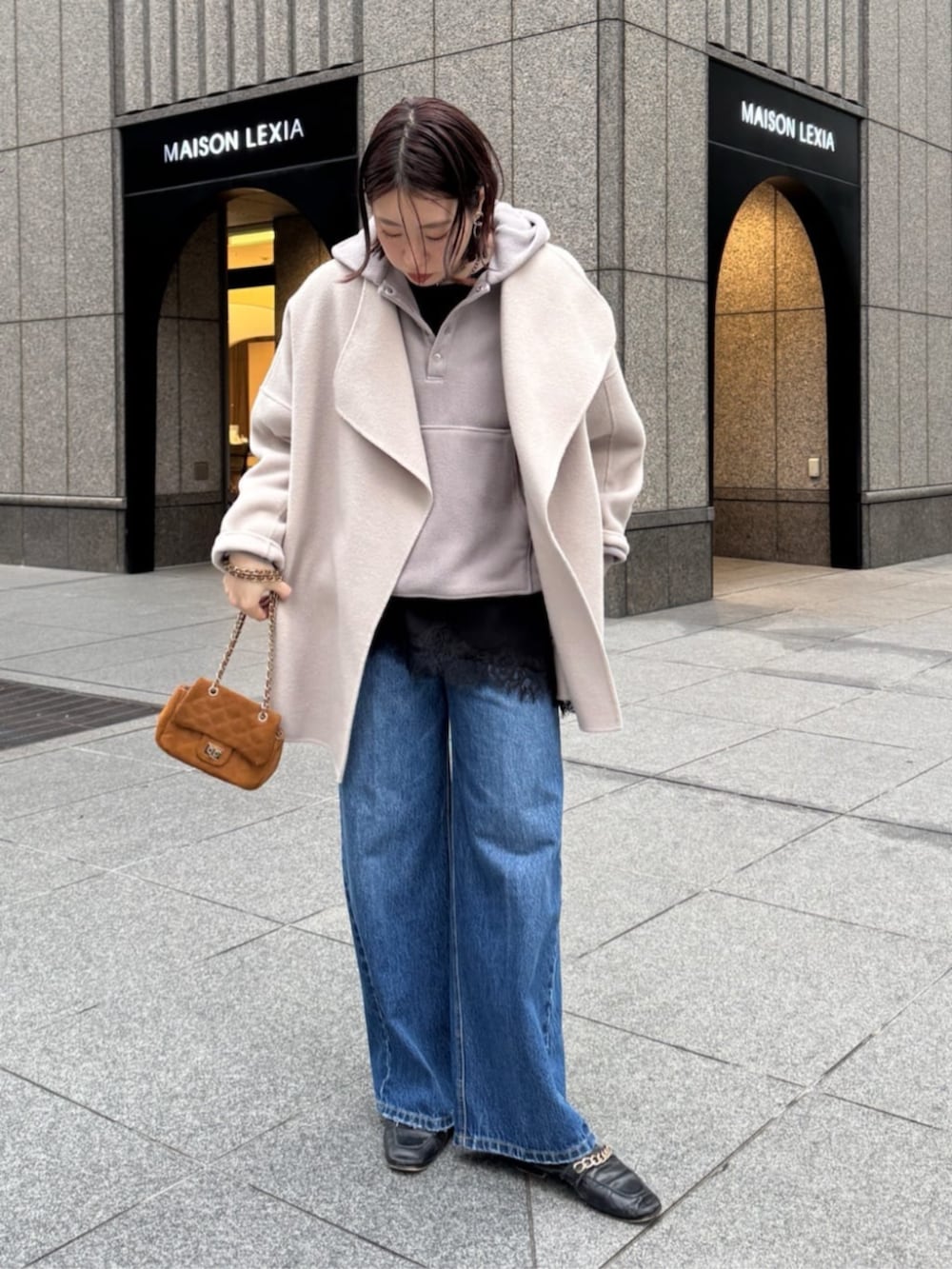 ベージュ系のその他アウター、ブルー系のデニムパンツ、グレー系のTシャツ/カットソーを着用したレディースの冬コーディネートの3枚目の写真