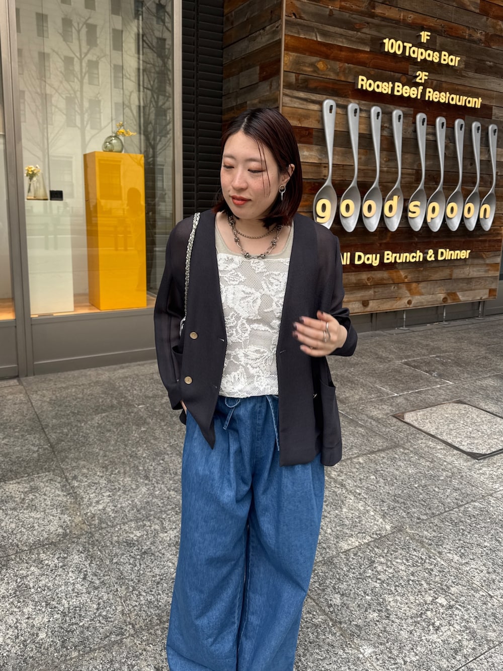 グレー系のテーラードジャケット、ブルー系のその他パンツを着用したレディースの冬コーディネートの4枚目の写真