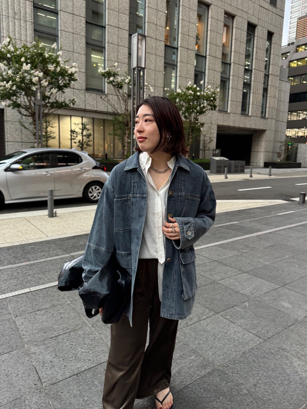 グリーン系のその他パンツ、ホワイト系のシャツ/ブラウスを着用したレディースの夏コーディネートの4枚目の写真