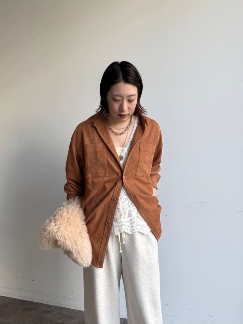 ホワイト系のその他パンツ、イエロー系のシャツ/ブラウス、ホワイト系のシャツ/ブラウスを着用したレディースの秋コーディネートの4枚目の写真