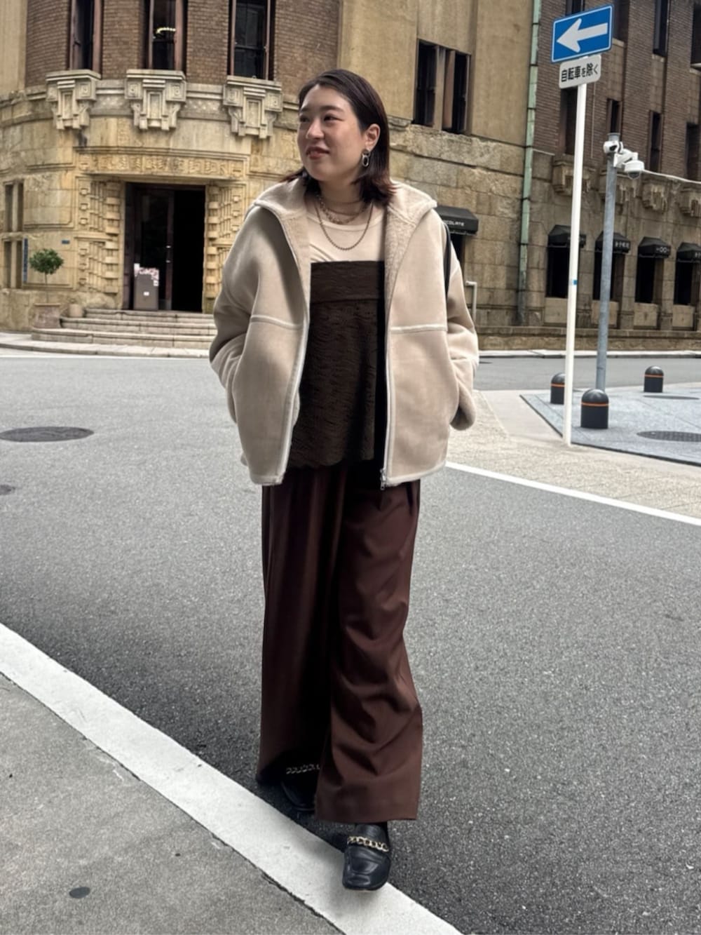 ホワイト系のTシャツ/カットソー、ブラック系のショルダーバッグ、ブラウン系のその他パンツを着用したレディースの秋コーディネートの4枚目の写真