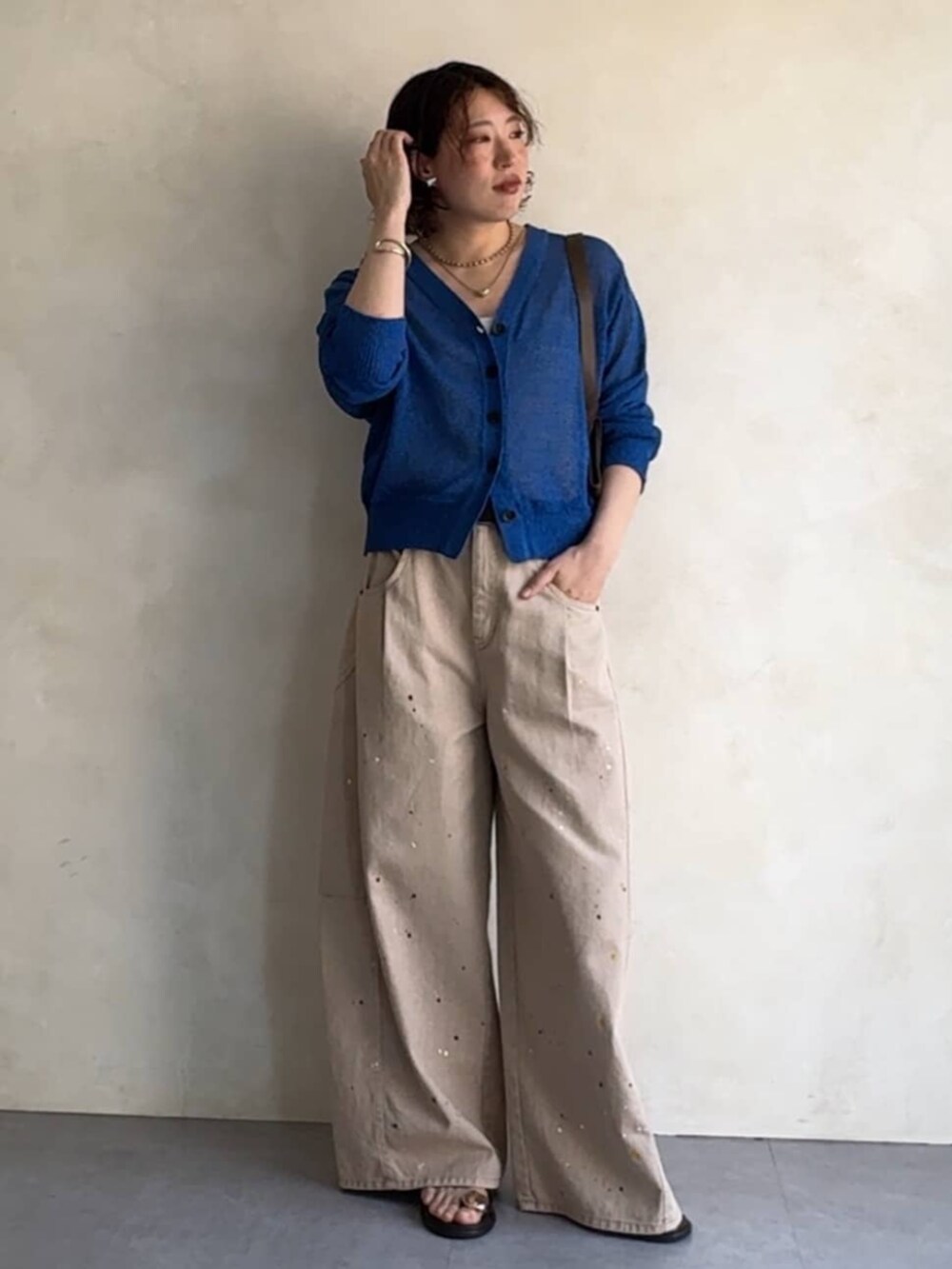 ブルー系のカーディガン/ボレロ、ベージュ系のその他パンツ、レッド系のベルトを着用したレディースの夏コーディネートの2枚目の写真