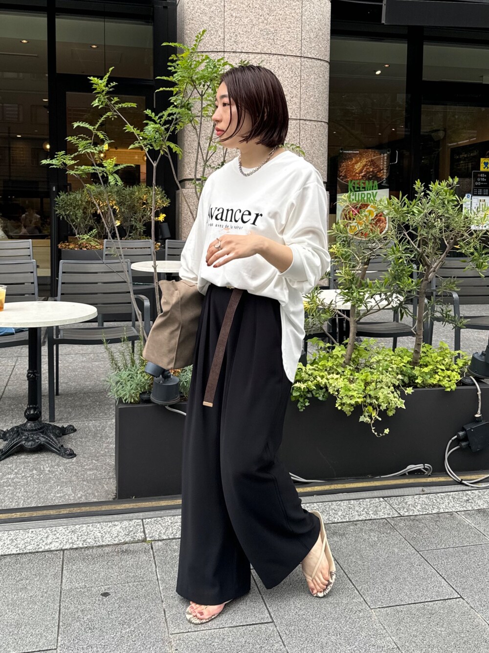 ブラック系のスラックス、グレー系のベスト、ホワイト系のTシャツ/カットソーを着用したレディースの夏コーディネートの6枚目の写真