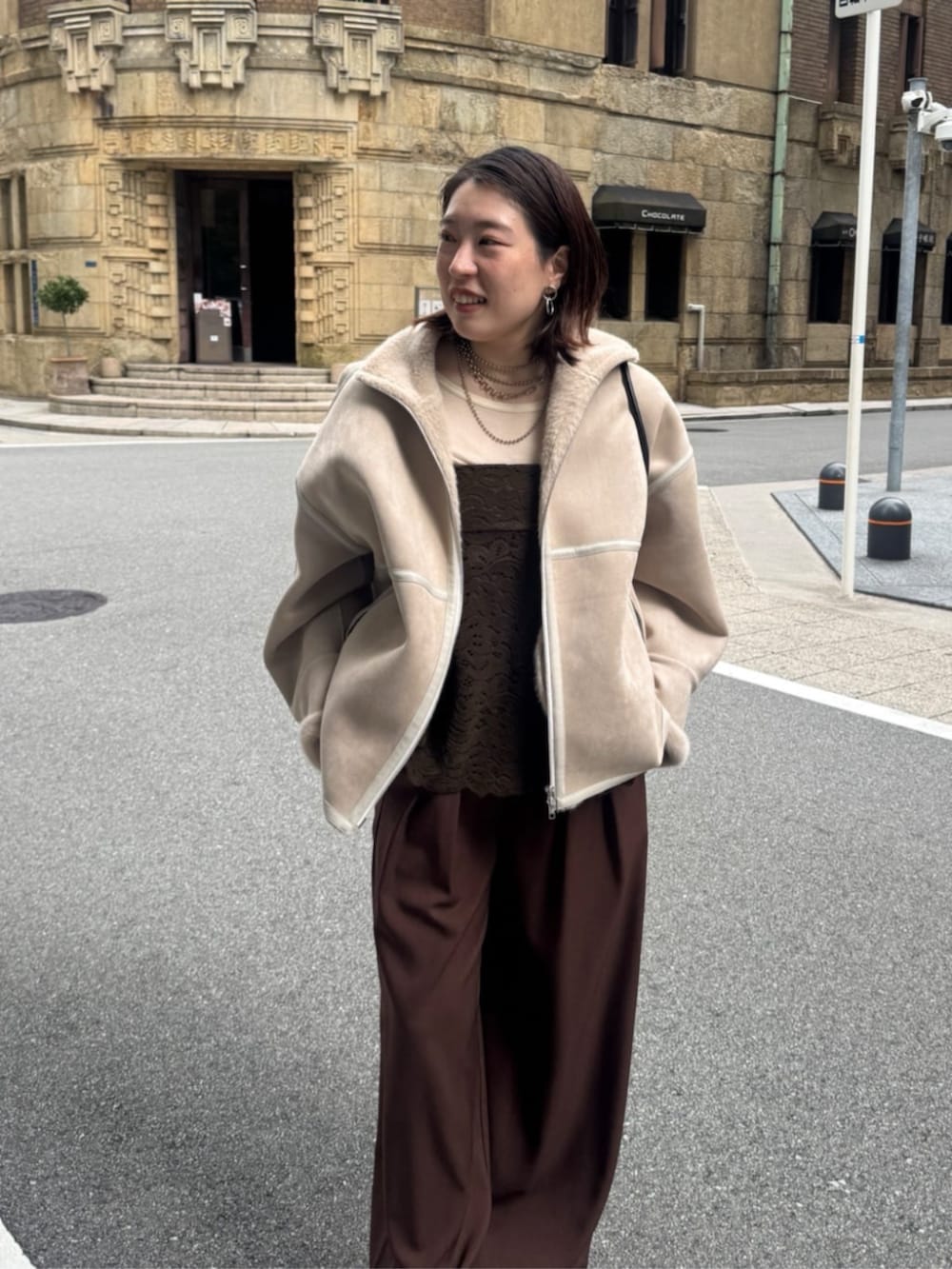 ホワイト系のTシャツ/カットソー、ブラック系のショルダーバッグ、ブラウン系のその他パンツを着用したレディースの秋コーディネートの5枚目の写真