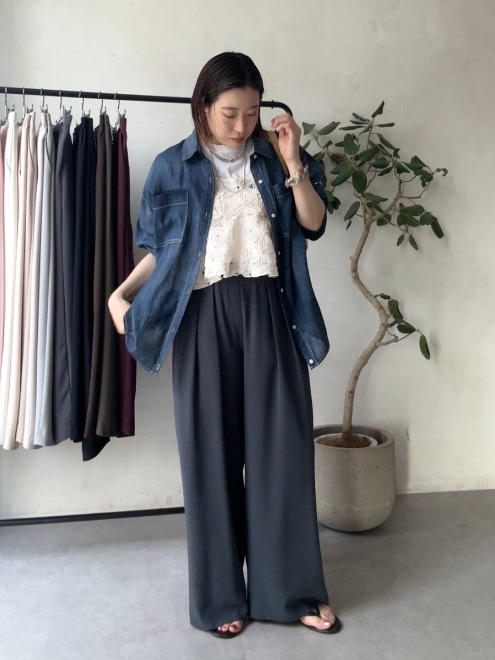 グレー系のスラックス、ブルー系のシャツ/ブラウス、ホワイト系のシャツ/ブラウスを着用したレディースの春コーディネートの3枚目の写真