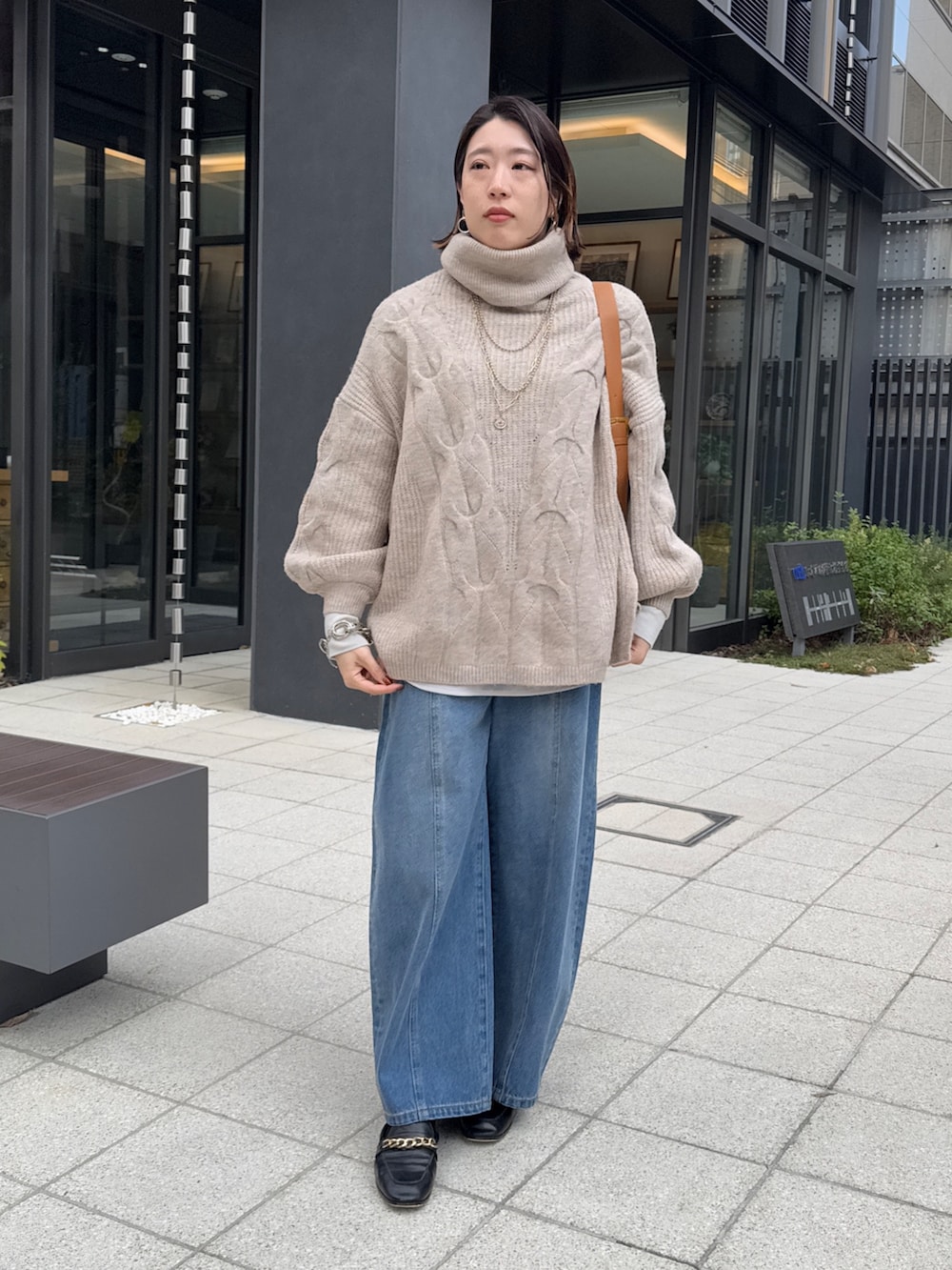 ホワイト系のその他アウター、ベージュ系のニット/セーター、ブルー系のデニムパンツを着用したレディースの冬コーディネートの6枚目の写真