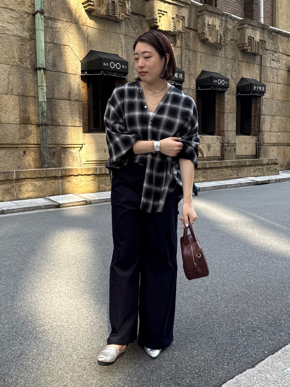 ブラック系のその他パンツ、ブラック系のシャツ/ブラウス、ブラウン系のニット/セーターを着用したレディースの秋コーディネートの9枚目の写真