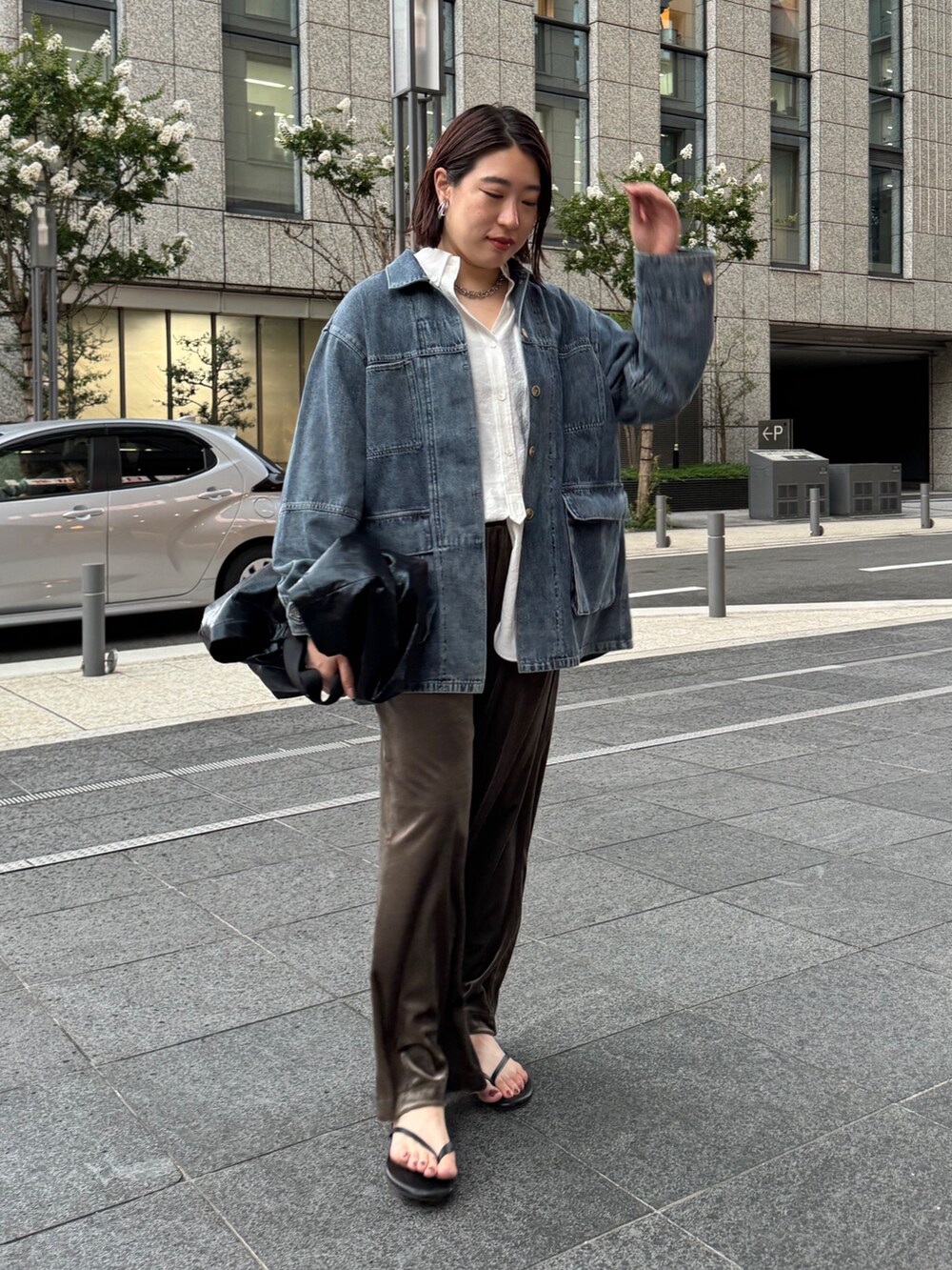 グリーン系のその他パンツ、ホワイト系のシャツ/ブラウスを着用したレディースの夏コーディネートの3枚目の写真