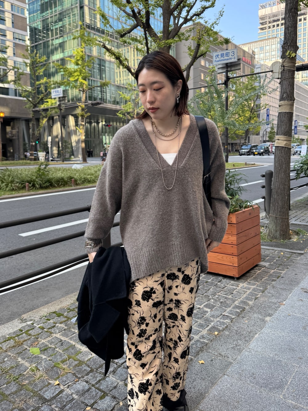 ホワイト系のその他アウター、ベージュ系のニット/セーター、ベージュ系のその他パンツを着用したレディースの秋コーディネートの4枚目の写真