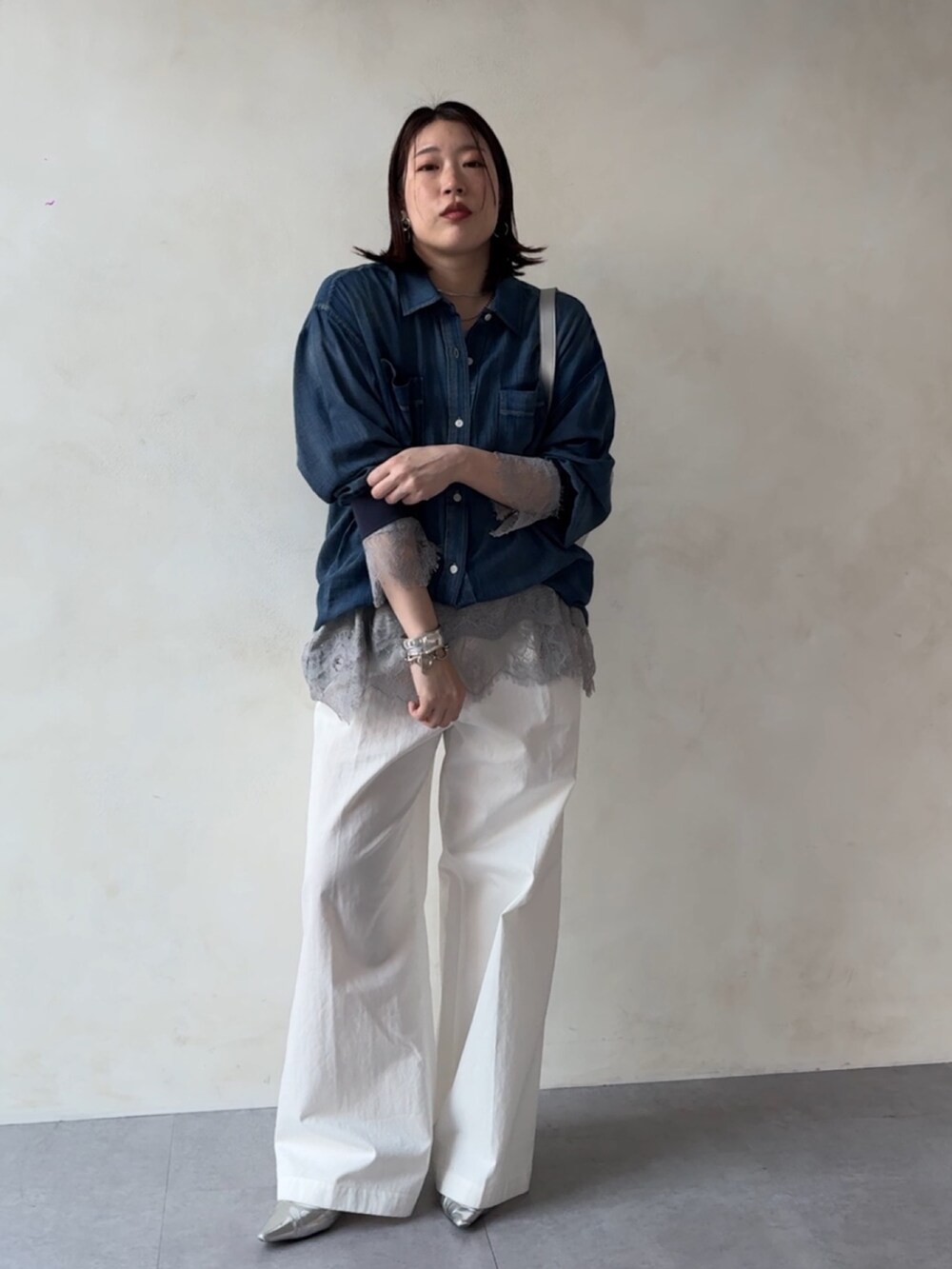 グレー系のTシャツ/カットソー、ブルー系のシャツ/ブラウスを着用したレディースの冬コーディネートの5枚目の写真