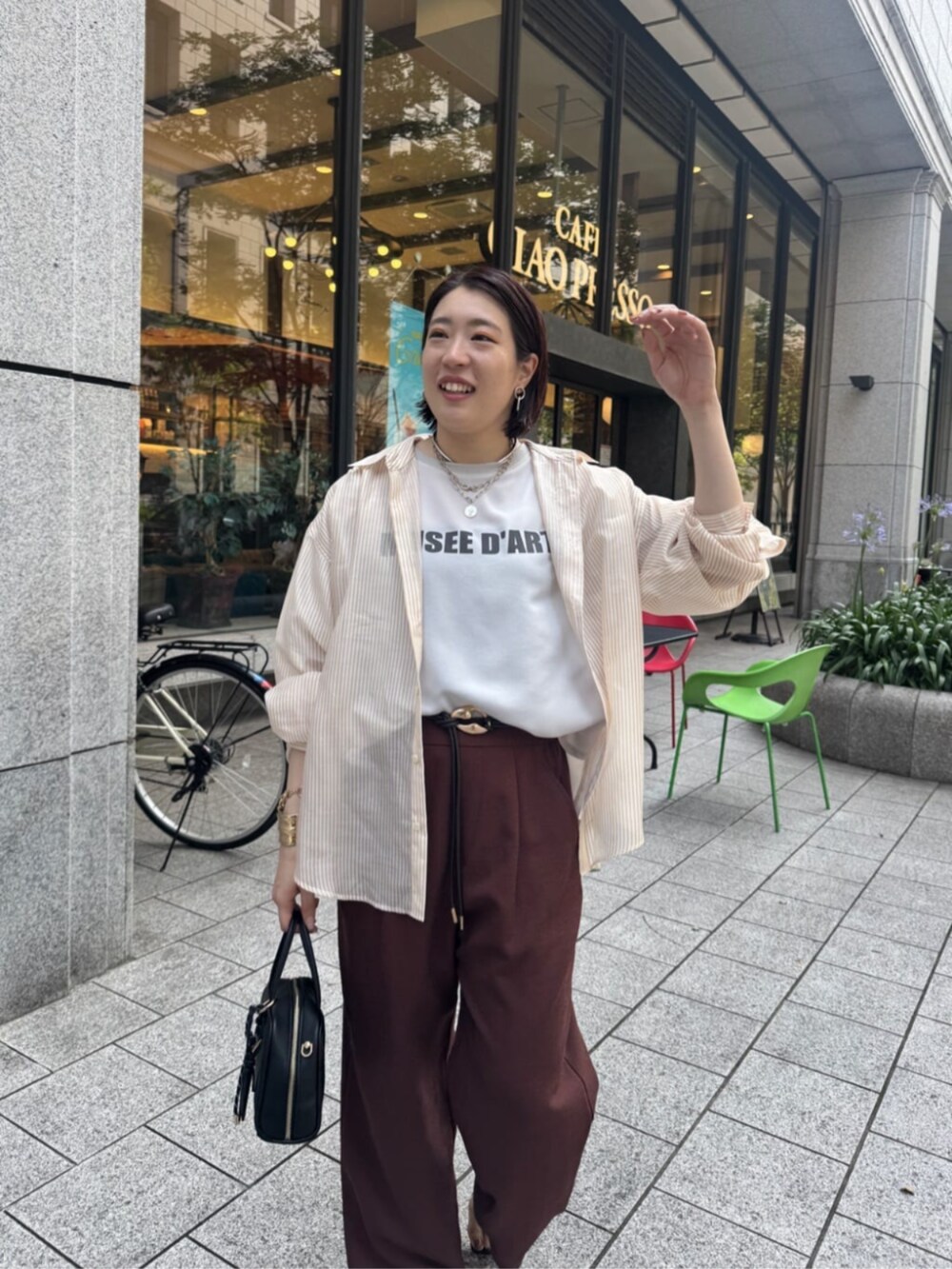 グレー系のシャツ/ブラウス、ブラック系のショルダーバッグ、レッド系のその他パンツを着用したレディースの夏コーディネートの7枚目の写真