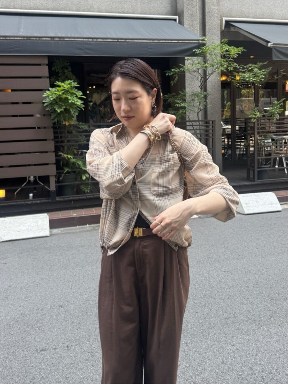 イエロー系のショルダーバッグ、ベージュ系のシャツ/ブラウス、ベージュ系のその他パンツを着用したレディースの夏コーディネートの5枚目の写真