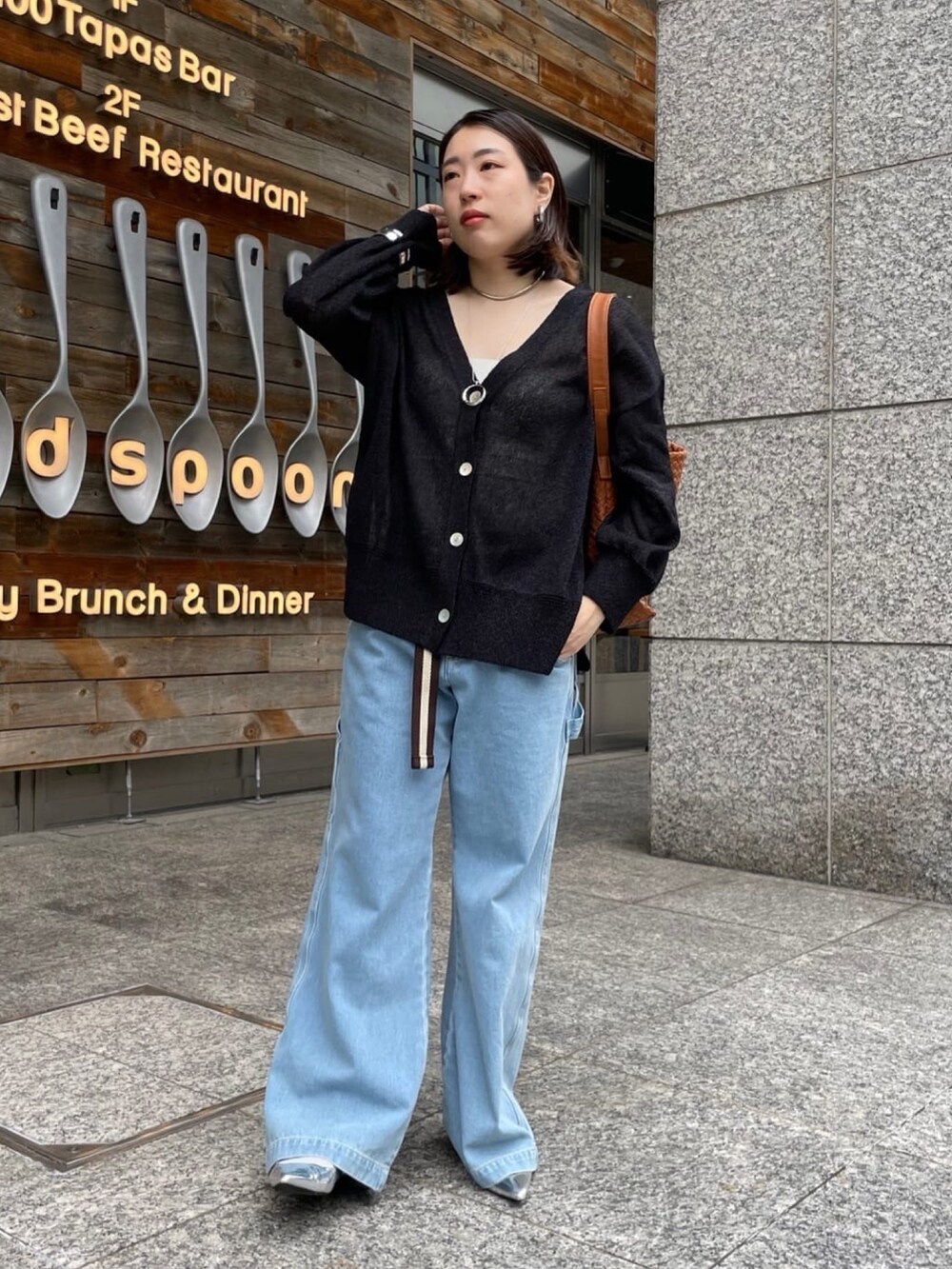 ブラック系のカーディガン/ボレロ、ブルー系のデニムパンツ、ブラウン系のベルトを着用したレディースの夏コーディネートの7枚目の写真