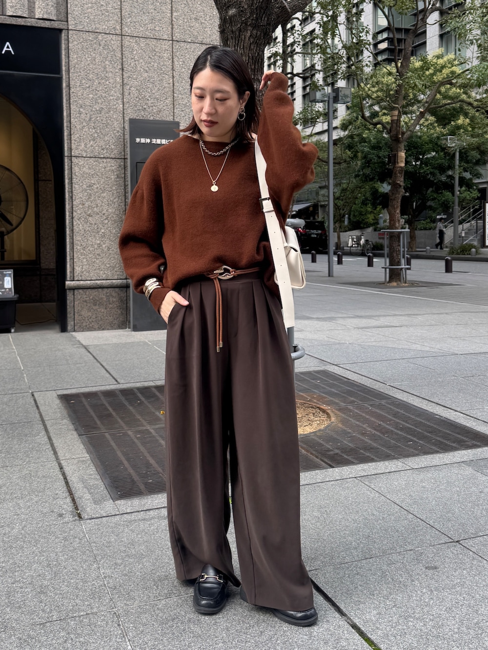 ブラウン系のニット/セーター、ブラウン系のスラックス、ブラウン系のベルトを着用したレディースの秋コーディネートの4枚目の写真