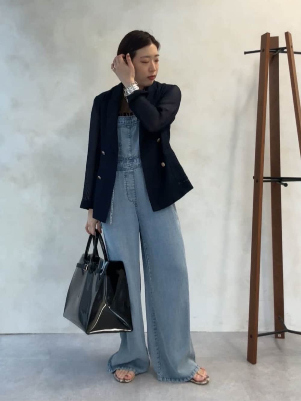 ブルー系のテーラードジャケット、ブラック系のショルダーバッグ、ブルー系のつなぎ/オールインワンを着用したレディースの夏コーディネートの4枚目の写真