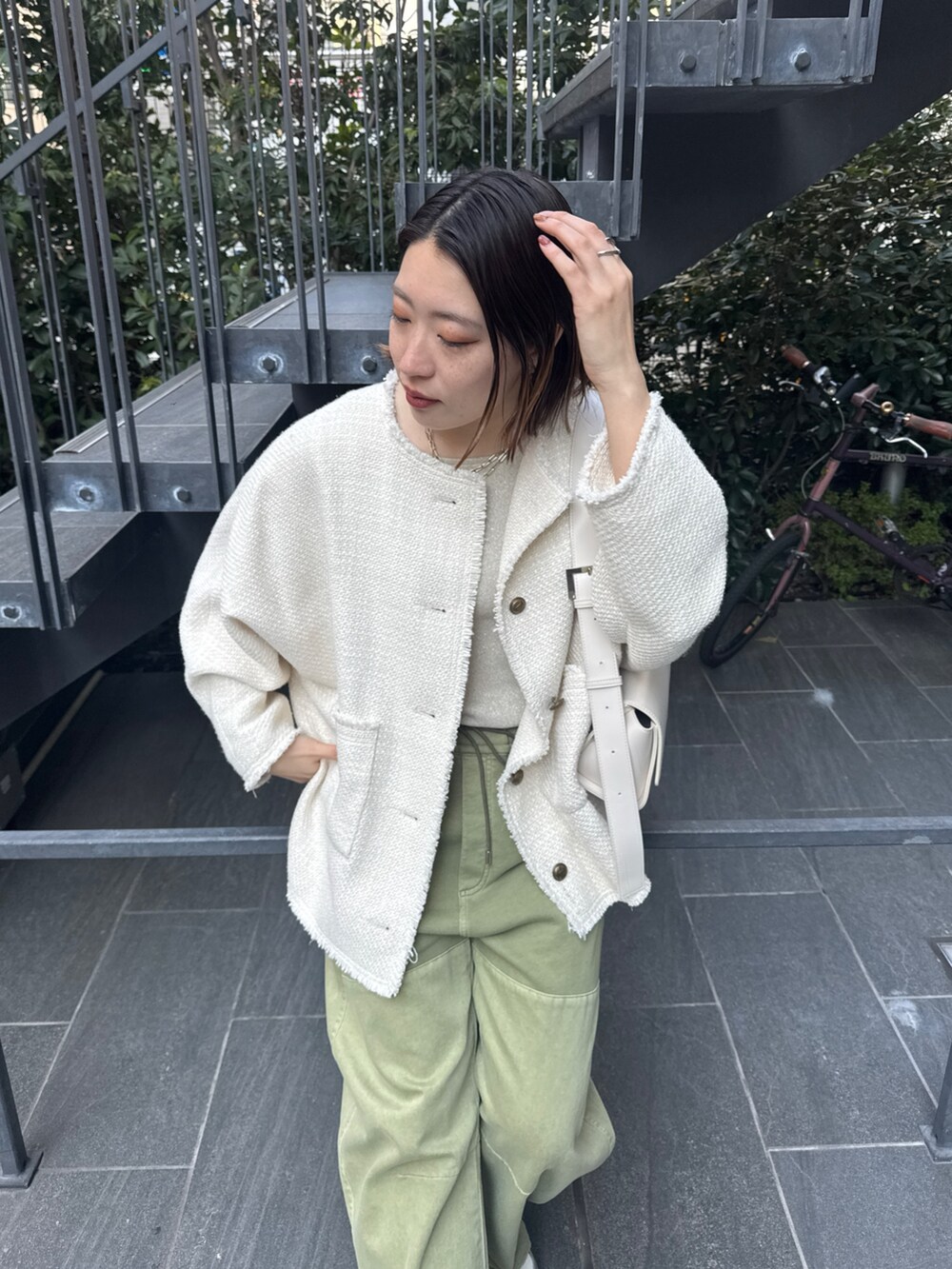 ホワイト系のその他アウター、ベージュ系のニット/セーター、グリーン系のその他パンツを着用したレディースの冬コーディネートの7枚目の写真