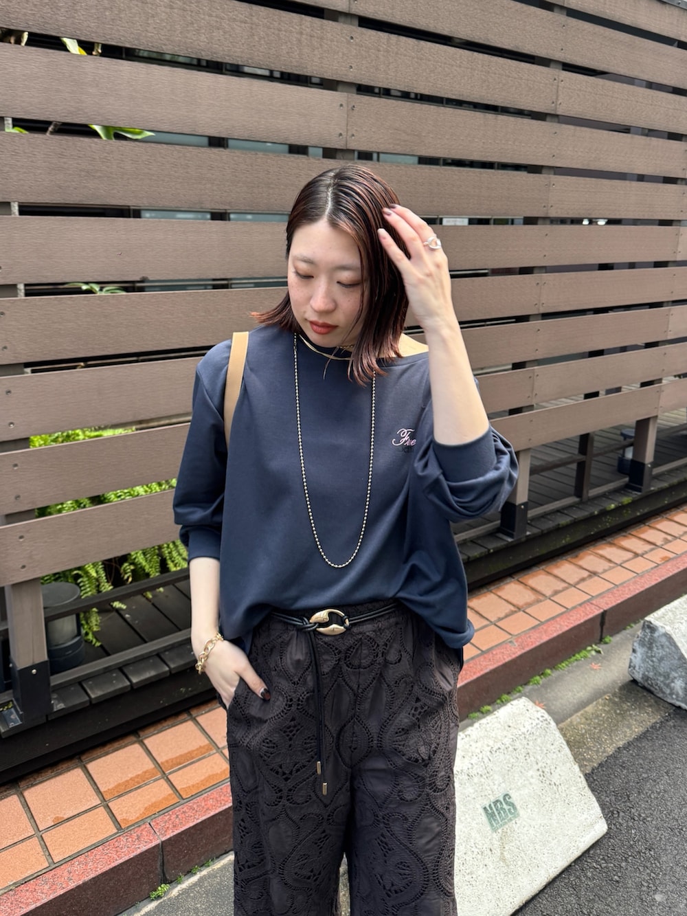 ブラウン系のその他パンツ、ブルー系のTシャツ/カットソー、ブラック系のベルトを着用したレディースの冬コーディネートの9枚目の写真