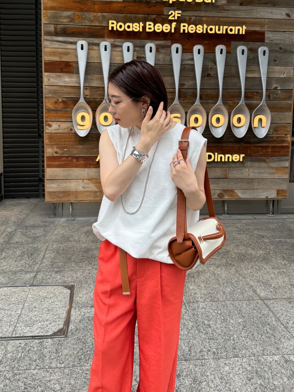 オレンジ系のその他パンツ、ホワイト系のスウェット、ブラウン系のショルダーバッグを着用したレディースの夏コーディネートの8枚目の写真
