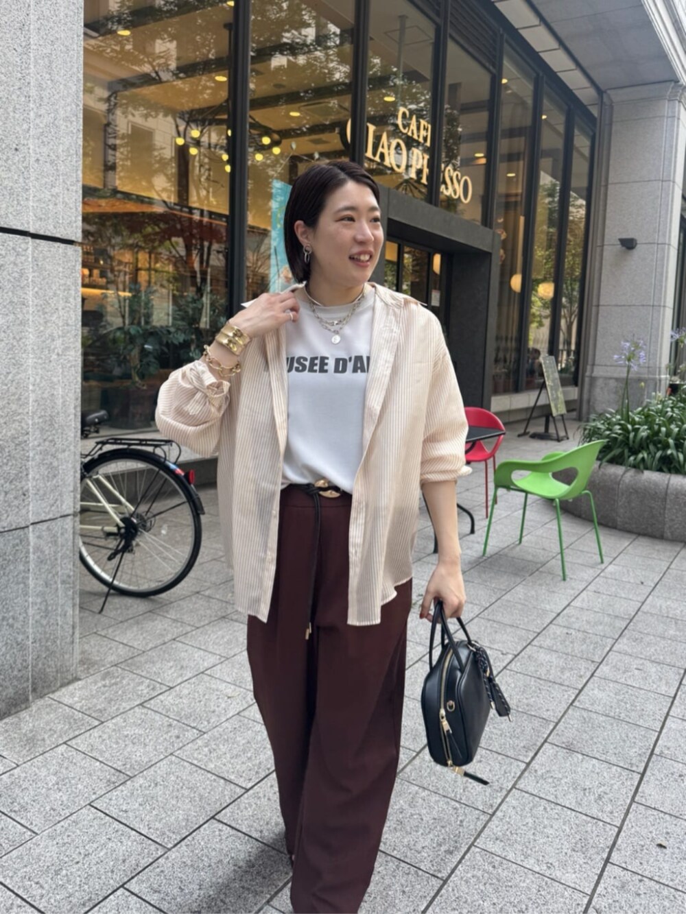グレー系のシャツ/ブラウス、ブラック系のショルダーバッグ、レッド系のその他パンツを着用したレディースの夏コーディネートの8枚目の写真