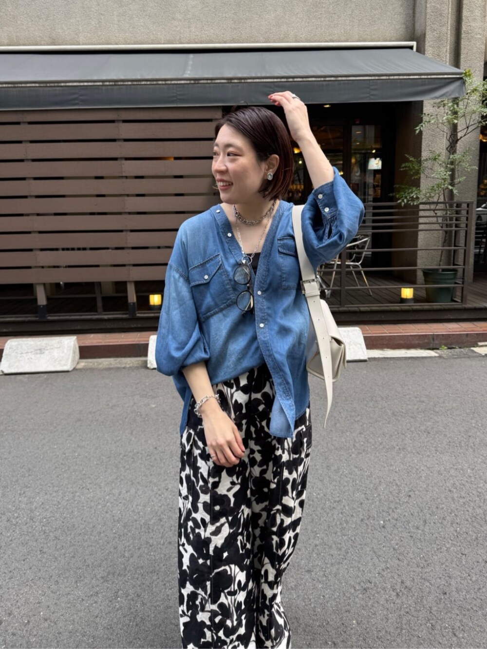 ホワイト系のその他パンツ、ブルー系のシャツ/ブラウスを着用したレディースの春コーディネートの4枚目の写真