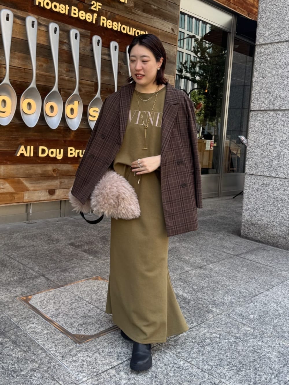 グリーン系のTシャツ/カットソー、グリーン系のスカート、ブラウン系のテーラードジャケットを着用したレディースの夏コーディネートの5枚目の写真