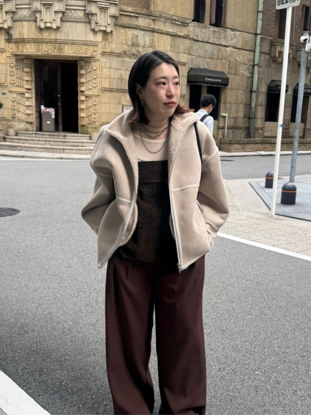 ホワイト系のTシャツ/カットソー、ブラック系のショルダーバッグ、ブラウン系のその他パンツを着用したレディースの秋コーディネートの3枚目の写真