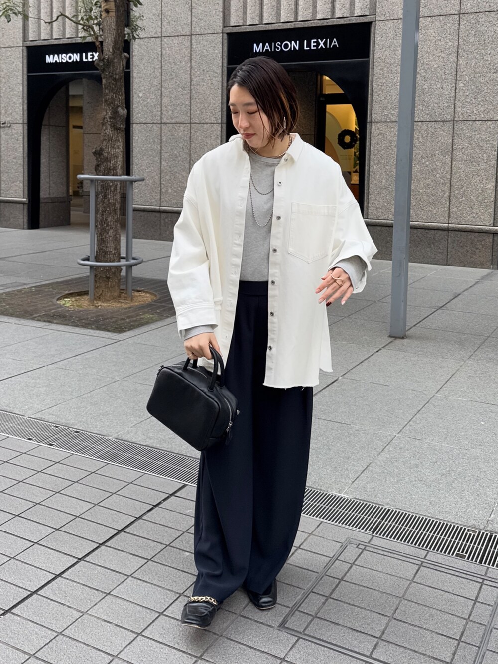 グリーン系のその他アウター、ブラック系のシャツ/ブラウス、グレー系のTシャツ/カットソーを着用したレディースの冬コーディネートの7枚目の写真