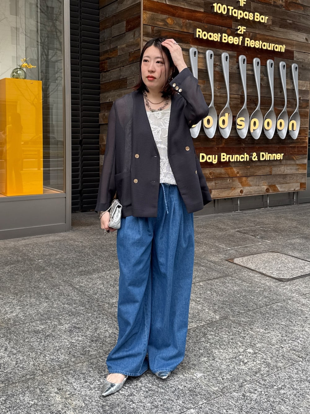 グレー系のテーラードジャケット、ブルー系のその他パンツを着用したレディースの冬コーディネートの3枚目の写真