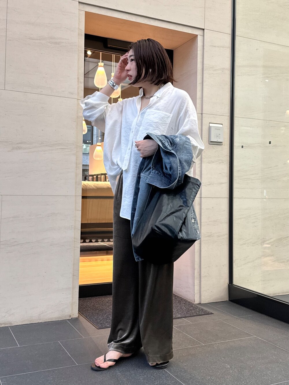 グリーン系のその他パンツ、ホワイト系のシャツ/ブラウスを着用したレディースの夏コーディネートの7枚目の写真