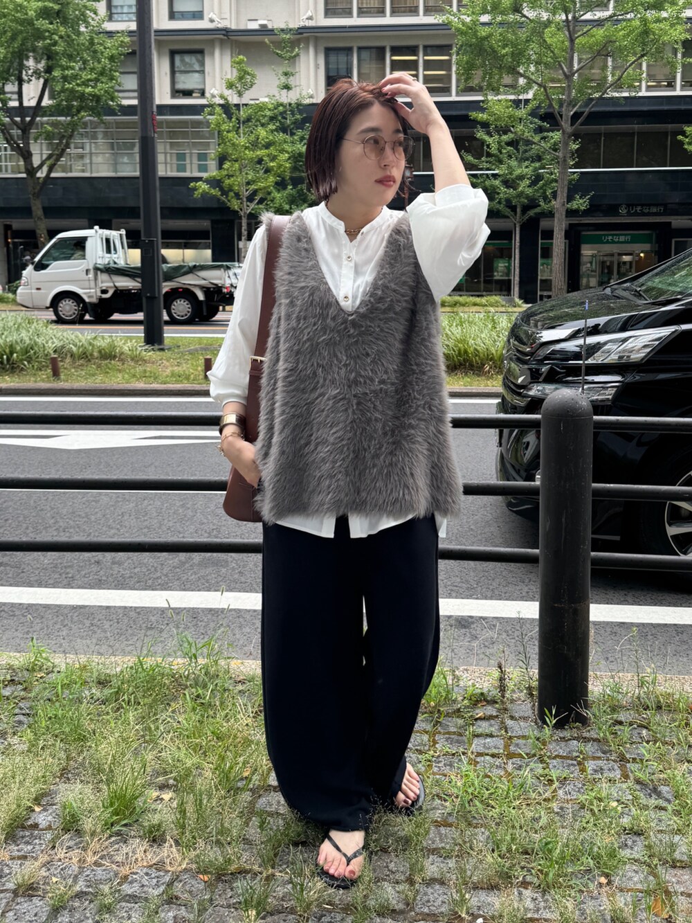 グレー系のニット/セーター、ブラック系のその他パンツ、ブラウン系のショルダーバッグを着用したレディースの夏コーディネートの7枚目の写真