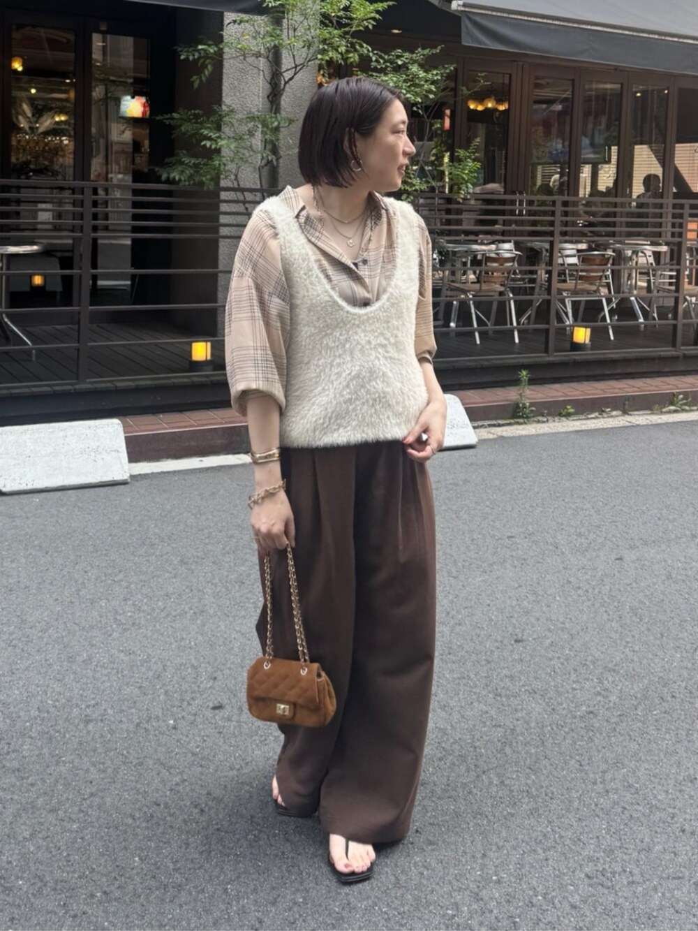 イエロー系のショルダーバッグ、ベージュ系のシャツ/ブラウス、ベージュ系のその他パンツを着用したレディースの夏コーディネートの9枚目の写真