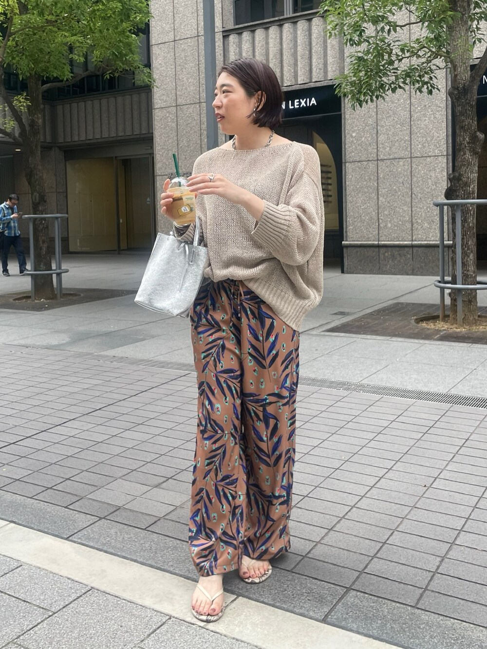 イエロー系のその他パンツ、ベージュ系のニット/セーター、シルバー系のショルダーバッグを着用したレディースの夏コーディネートの6枚目の写真