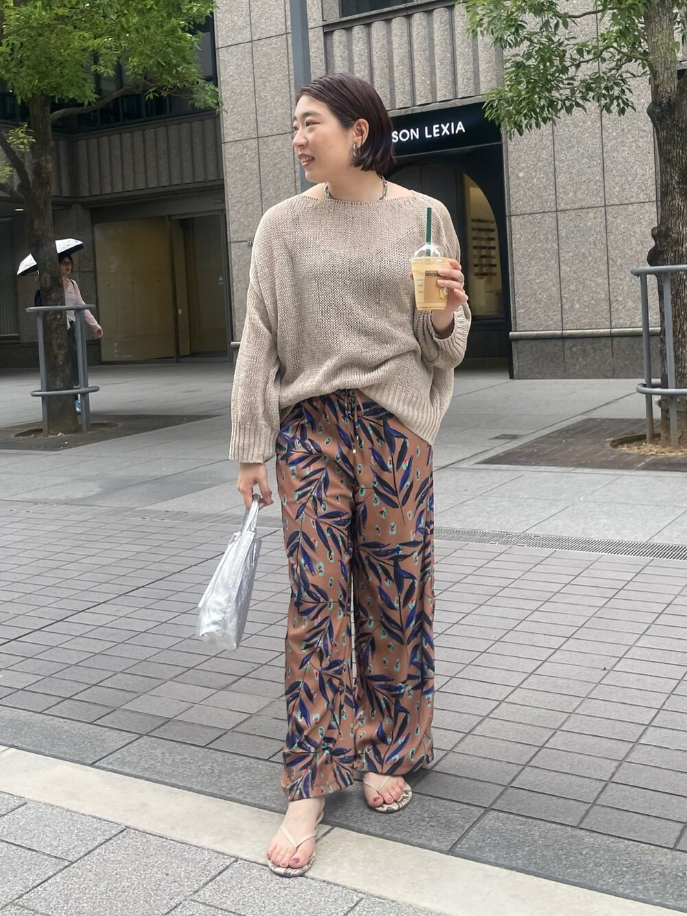 イエロー系のその他パンツ、ベージュ系のニット/セーター、シルバー系のショルダーバッグを着用したレディースの夏コーディネートの5枚目の写真