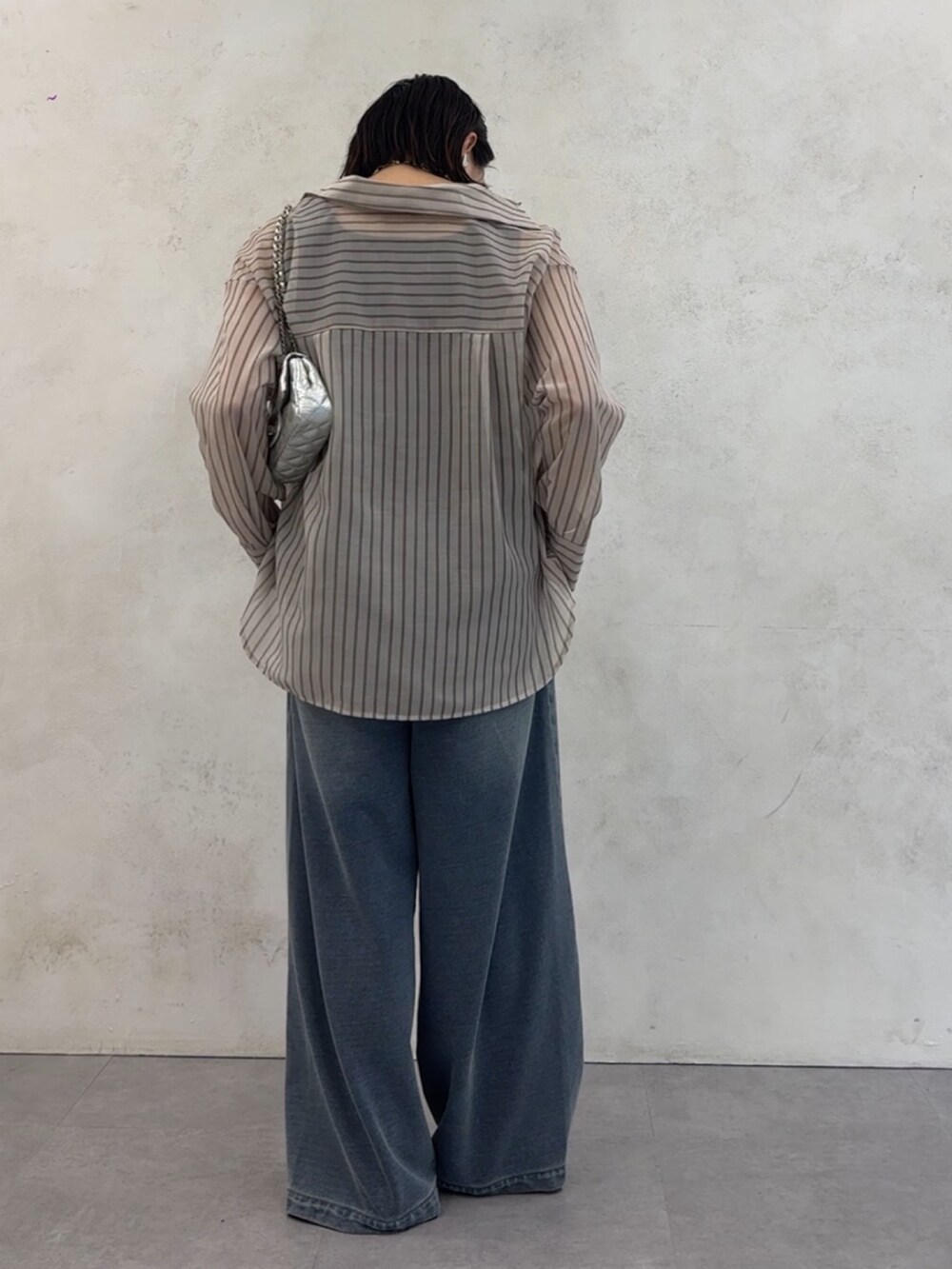 ブルー系のその他パンツ、ホワイト系のシャツ/ブラウス、シルバー系のショルダーバッグを着用したレディースの夏コーディネートの8枚目の写真