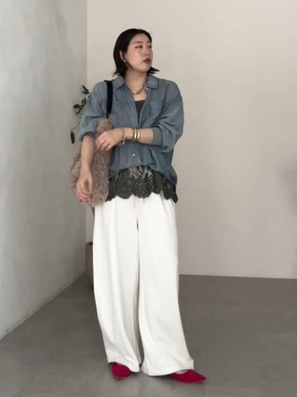 ホワイト系のその他パンツ、ブルー系のシャツ/ブラウス、ゴールド系のネックレスを着用したレディースの夏コーディネートの4枚目の写真