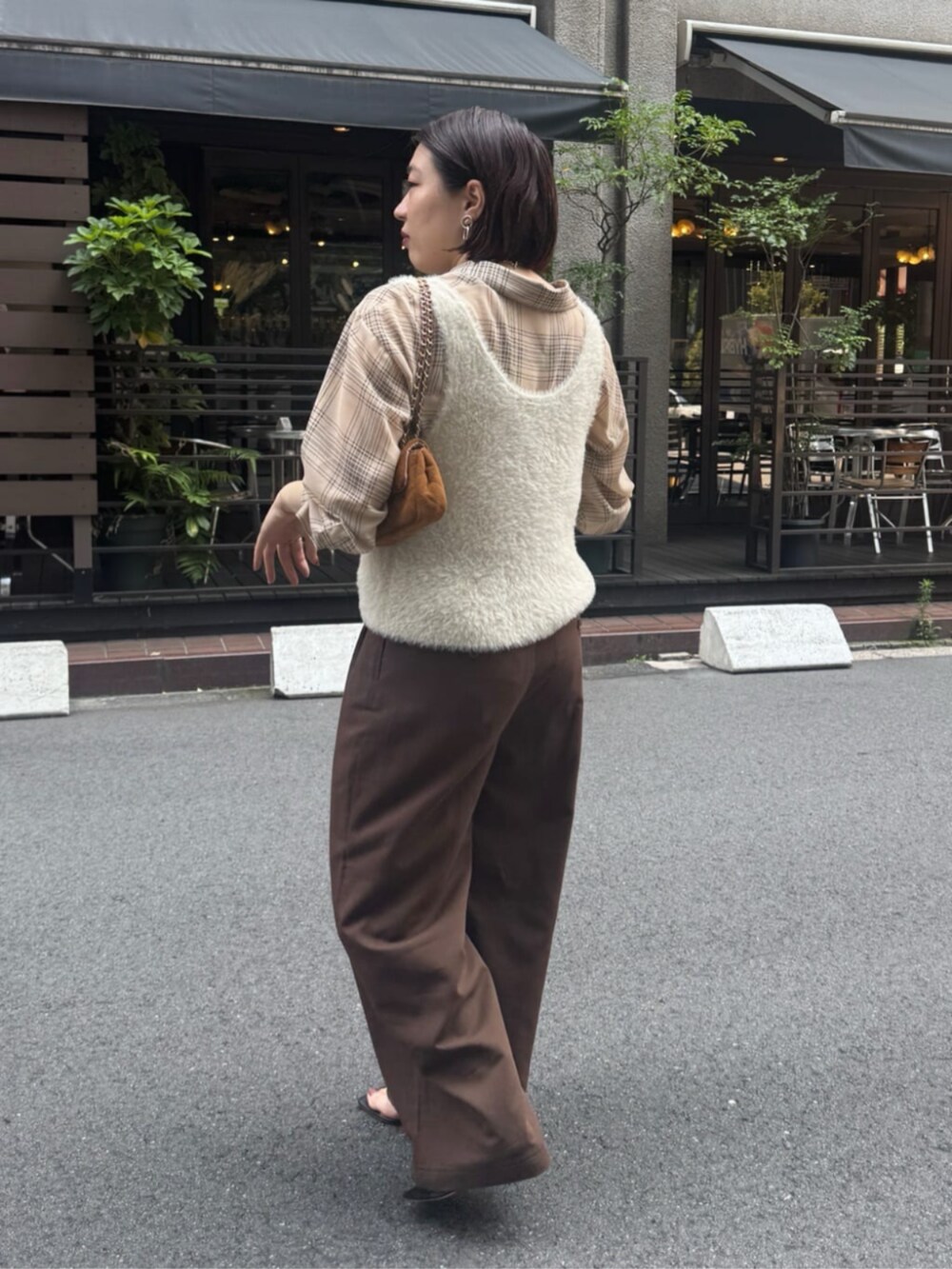 イエロー系のショルダーバッグ、ベージュ系のシャツ/ブラウス、ベージュ系のその他パンツを着用したレディースの夏コーディネートの7枚目の写真