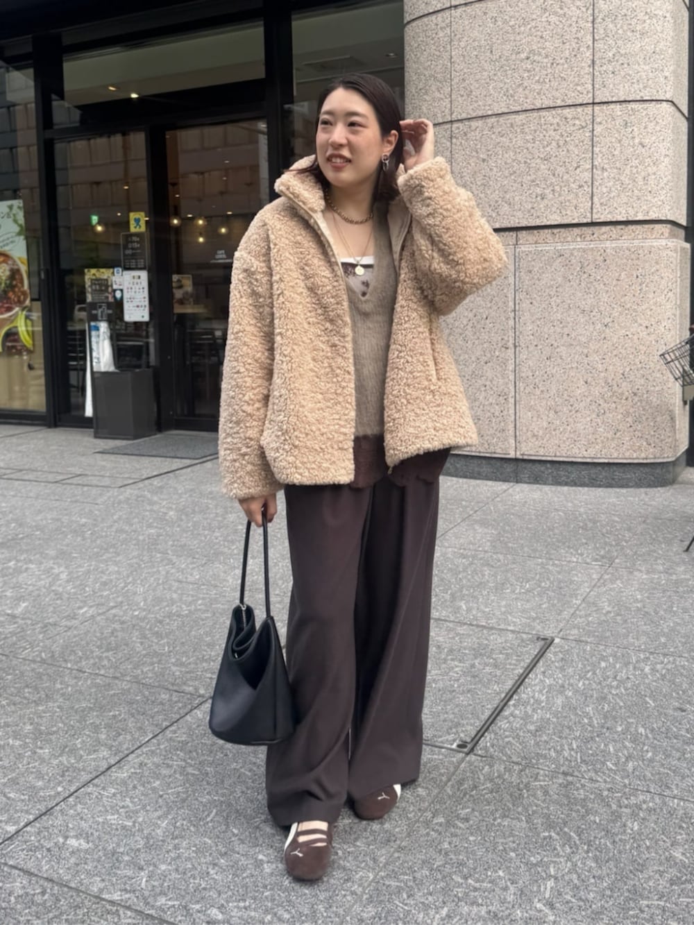 ブラウン系のシャツ/ブラウス、ブラウン系のその他パンツ、ベージュ系のニット/セーターを着用したレディースの秋コーディネートの4枚目の写真